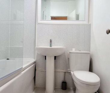 3 bedroom apartment to rent - Photo 3