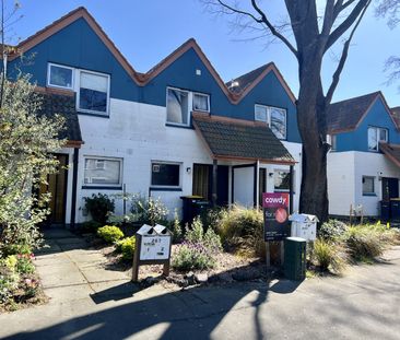 City townhouse so close to town - Photo 2