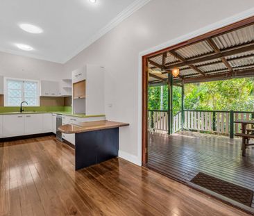 CHARMING UPSTAIRS WHITFIELD QUEENSLANDER!!!! - Photo 1