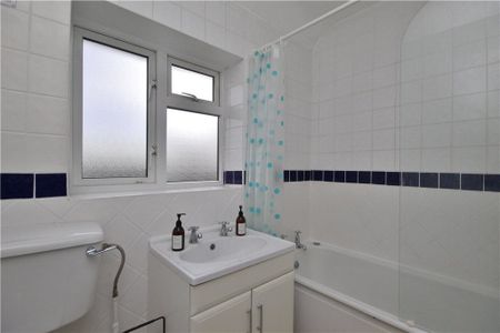 Larch Avenue, Guildford, Surrey, GU1 1JY - Photo 3