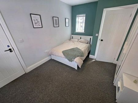 1 bedroom in a house share to rent - Photo 4