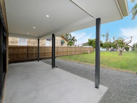“Prime Position, Immaculate Home-Close to Train, Shops, Schools” - Photo 2