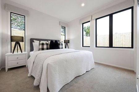 Modern 2-Bedroom, 2-Bathroom Duplex in Leamington - Photo 3