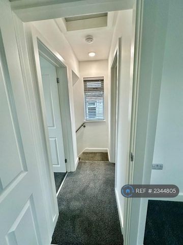 2 bedroom semi-detached house to rent - Photo 5