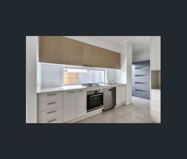Modern 3-Bedroom Home in the Heart of Hope Island - Photo 6