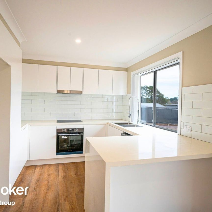 Comfort & Space – Moments from Bargo Station - Photo 1