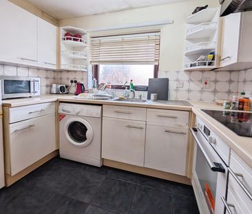 The Pines, SO16 - Photo 1