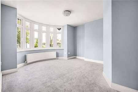 A magnificent detached family home benefiting from grand proportions and a mature south facing garden with an outbuilding. - Photo 5