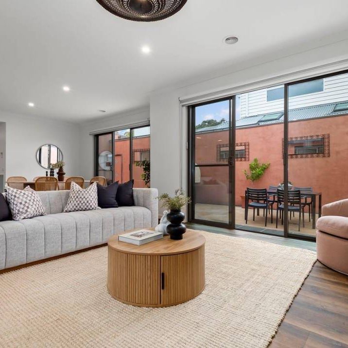 BAYSIDE LUXURY | STYLE AND CONVENIENCE | VERY LOW MAINTENANCE YARD - Photo 1