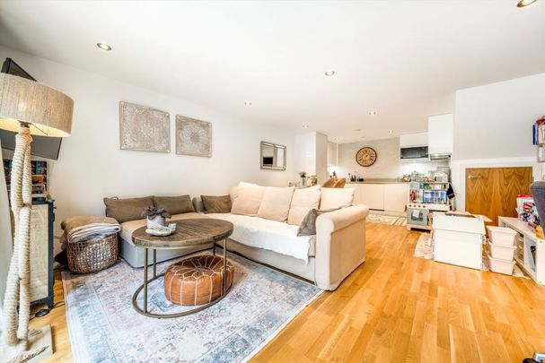Fraser Road, UB6, London - Photo 1
