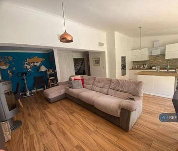 1 bedroom in a house share to rent - Photo 3