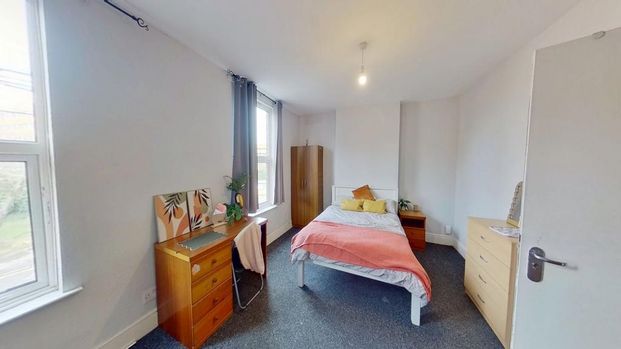 4 bedroom semi-detached house to rent - Photo 1