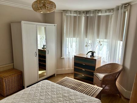 1 Bed Flat, Brackenbury Road, W6 - Photo 2