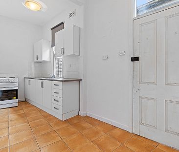 APARTMENT ABOVE SHOPS - Photo 4