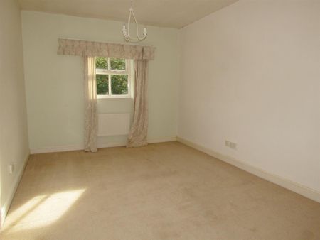 4 Bed House - Detached - Photo 2