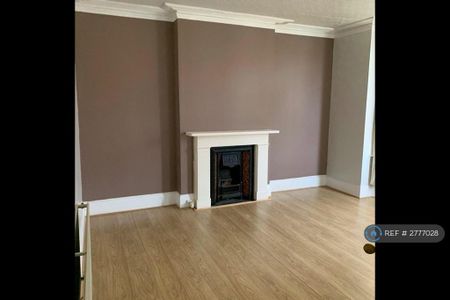 5 bedroom semi-detached house to rent - Photo 2