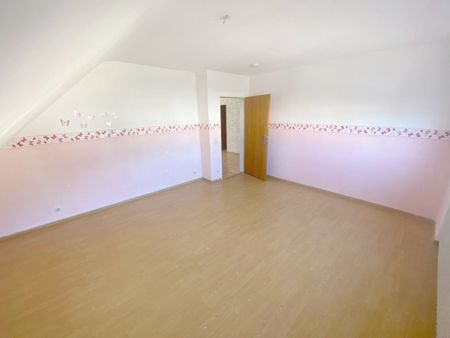 Großzügige 4-Zimmer-Dachgeschosswohnung mit Balkon, Tageslichtbad & Garage in Trier-Ehrang! - Photo 2