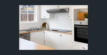 Light-Filled Three-Bedroom Villa in Private Inner-East Setting - Photo 2