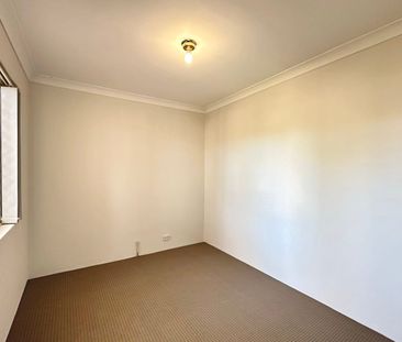 SPACIOUS TWO BEDROOM APARTMENT - Photo 2