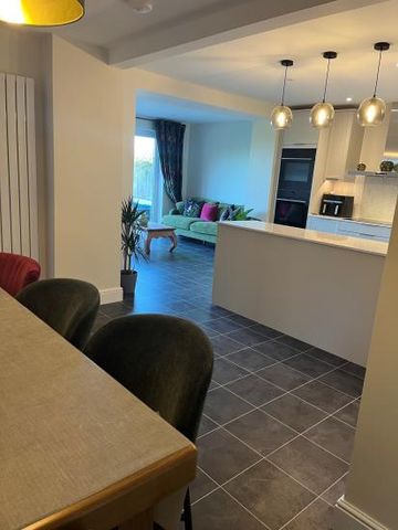 Large Double bedroom with Ensuite & off street parking - Mon-Fri - Photo 4