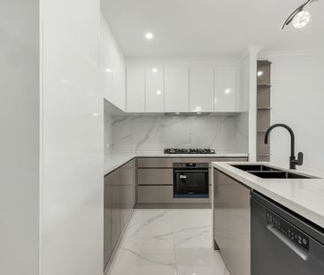 Sophisticated Newly Built Home - Photo 4