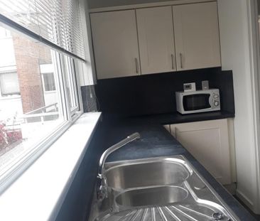 2 Bed Flat, Bath Road, RG1 - Photo 5