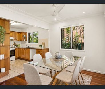 Comfortable 3-Bedroom Home with Sunroom & Double Garage in Clontarf - Photo 2
