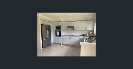 Ducted Air.. Fenced yard with side access.. Covered entertaining area - Photo 2