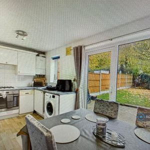 3 bedroom detached house to rent - Photo 2