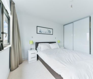 1 Bed Flat, Lambarde Square, SE10 - Photo 6