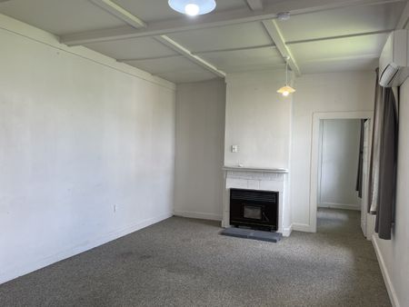 Tidy 3 bedroom, 1 bathroom character home - Photo 2