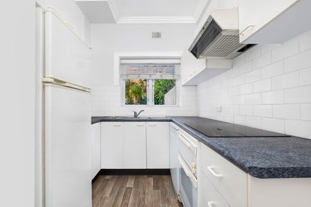 Versatile 2-Bedroom Apartment with Separate Studio & Private Courtyard - Photo 5