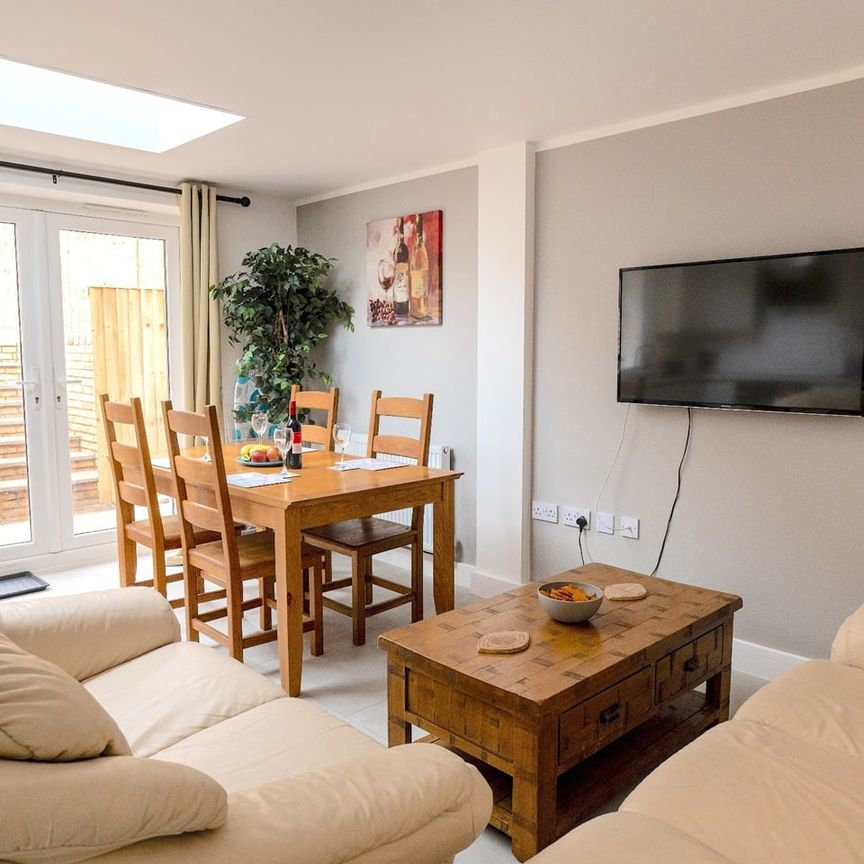 5 Bed Detached House, Sheffield Road, S12 - Photo 1