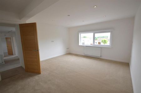 4 bedroom detached house to rent - Photo 2