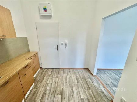 Pronájem bytu 1+kk na ulici Tkalcovská - Photo 2