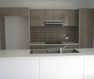 PET FRIENDLY! MODERN 3 BEDROOM TOWNHOUSE NEAR NORTH LAKES! - Photo 4