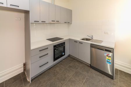 Spacious one bed, one bath Federation home conversion in Hawthorn. - Photo 4