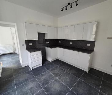 5 bedroom end of terrace house to rent - Photo 2