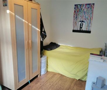 4 bedroom end of terrace house to rent - Photo 4