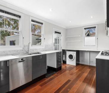 Modern Cottage Retreat in a Quiet Narrabundah Street - Photo 4