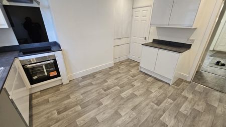 2 bed Terraced - To Let - Photo 5