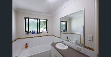 LARGE MODERN OPEN-PLAN BRICK HOME WITH A STYLISH KITCHEN, IN A FAMILY FRIENDLY STREET! - Photo 5