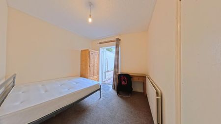 5 bedroom terraced house to rent - Photo 4