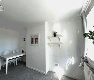 Three Bedroom Flat In The Heart Of Greenwich, SE10 - Photo 2