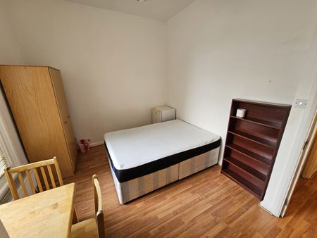 Room in a Shared Flat, Chichele Road, NW2 - Photo 2