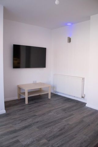 5 bedroom semi-detached house to rent - Photo 2