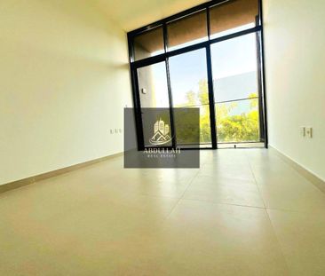 Friendly 2BR townhouse |Balcony | Covered Parking - Photo 3