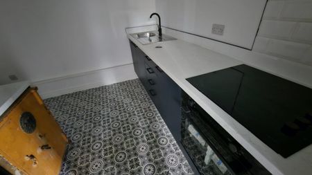 2 bed Flat - To Let - Photo 5