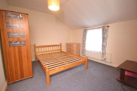 2 bedroom Flat To Let - Photo 2