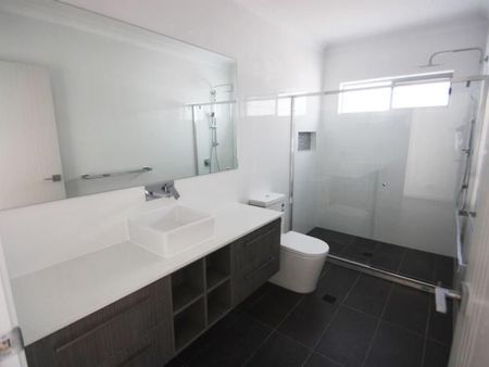 Beautiful Home with large side access! - Photo 4